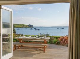 Beachfront home with spectacular sea views, hotel v destinaci Saint Mawes