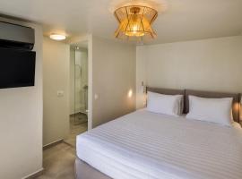 Hillside Elegance Suites, hotel in Fira
