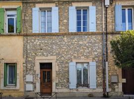 Maison de style tout confort, position idéale, avec clim et petit extérieur, hotel en Orange