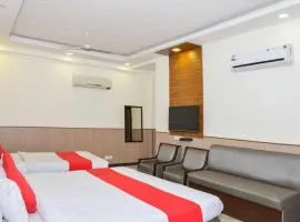 Hotel Shanti House New Delhi Karnail Singh Stadium Gate no 1 Connaught Palace 4 Minuit and 7 Minuit VFS Shivaji Stadium Metro Station