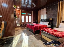 Gayatri Niwas - Luxury Private room with Ensuit Bathroom - Lake View and Mountain View, habitación en casa particular en Nainital