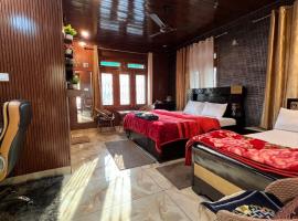 Gayatri Niwas - Luxury Private room with Ensuit Bathroom - Lake View and Mountain View, boende i Nainital