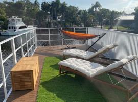 Unique Houseboat Modern and New, лодка в Форт Лодърдейл