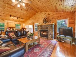 Peaceful Smoky Mountain Cabin with Deck and Fire Pit!、ウェインズビルの駐車場付きホテル