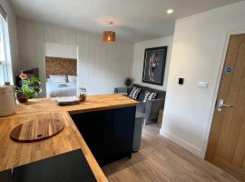 Surfside - Fresh New Perranporth Apartment, hotell i Perranporth