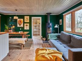 Cosy cabin w fireplace 3 mins from S&ouml;der&aring;sen Park, cabin in Ljungbyhed