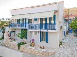 Pythagorio Blue Street Apartment with Balcony: Pythagorion şehrinde bir daire