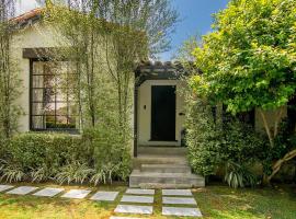 Beautiful Large 3 Bedroom 2 Bath Plus Pool and Jacuzzi، فندق في لوس أنجلوس
