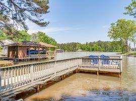 Milledgeville Home with Game Room and Private Dock!: Resseaus Crossroads şehrinde bir otoparklı otel