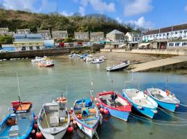 Beautiful Apartment with Views of Porthleven Harbour, hotel in Porthleven