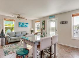 South Hutchinson Island Cottage with Beach Access!, hotel na pláži v destinácii Jensen Beach