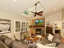 Fitzy's Fir Lodge - Fun For the Whole Family, Dogs Welcome, Jacuzzi Tub