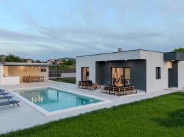 Villa Vedro nebo, XL heated pool, Hotel in Umljanović