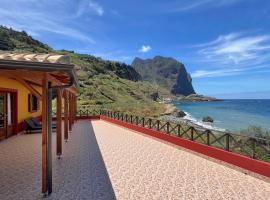 Maiata Beach House: Porto da Cruz'da bir otel