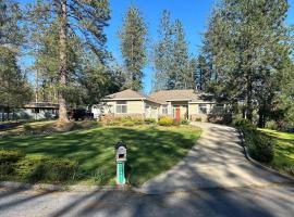 Cozy foothills home, hotel in Grass Valley