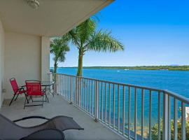 Oceanfront Luxury Condo! Mins to beach! Rum Bar Next Door!, hotel in St Petersburg