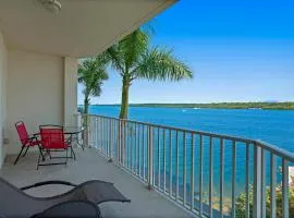 Oceanfront Luxury Condo! Mins to beach! Rum Bar Next Door!