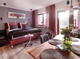 KATARINAS HOUSE mit 2 FeWo stilvoll, gemütlich & zentral Boxspringbett, Parkplatz, Balkon oder Garten โรงแรมในโมเออร์ส