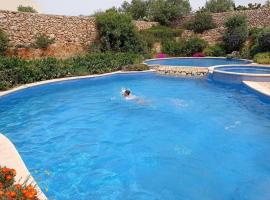 Lovely 2 bedroom apartment with pool, Hotel in Qala