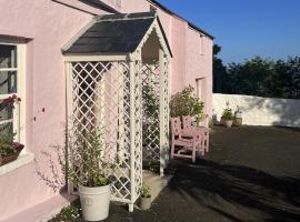 The Pink Cottage (upstairs suite) & Secret Garden, apartment in Whitehead