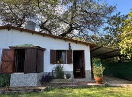 Casita cercana a plaza de Villa de las Rosas, hotell i Villa Las Rosas