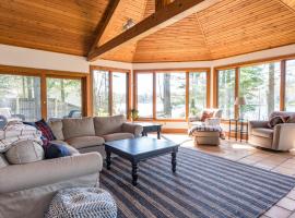 Blueberry Pines - Fabulous cottage in a wooded setting with views of North Lake, hotel in Grand Junction