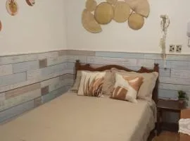 Kitnet Boqueirão - Completa - Wi-fi - garagem rotativa - 1 quadra da praia - no centro comercial