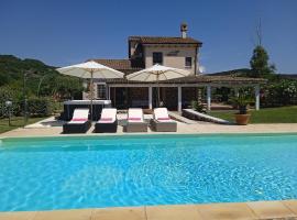 Villa in Campagna con Piscina Privata, hotell sihtkohas Uri