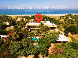Straw Hat Surf Hostel & Bar, hôtel à Brisas de Zicatela
