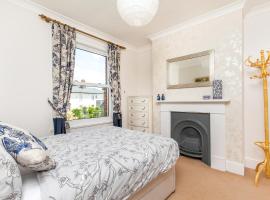 Stylish 2-BR Central Location, Sleeps 6, Winchester, hotell i Winchester