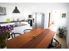 Amazing modern house on the sea!, hotel Ferrelben