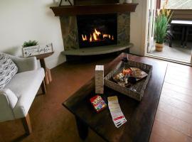 Marvellous Mountain Condo- Pets - Pool & Hot Tub managed by Little Sister Getaways, acomoda&ccedil;&atilde;o em condom&iacute;nio em Canmore