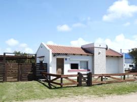 Yukeri casa a metros de la playa Barra de Valizas, cottage in Barra de Valizas