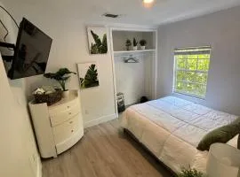 Queen bedroom in best Location! - Private Parking, Laundry and Drop Off Lugagge