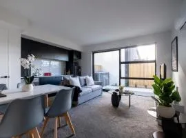 Luxury 2 bed townhome in CBD