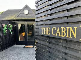 The Cabin Near Stansted Airport, hotel con estacionamiento en Little Hallingbury