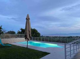 Spacious and Shiny ✻ Private Pool Villa, отель в городе Karianí