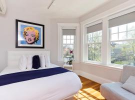 A Stylish Stay w/ a Queen Bed, Heated Floors.. #28, homestay in Brookline