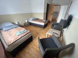 Doppelzimmer mit TV, hotel with parking in Meine