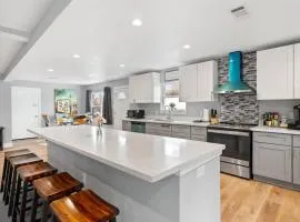 3300 sq Spacious Kitchen & Living Spaces ( 5 TVs )