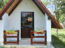One bedroom bungalow with enclosed garden and wifi at Kutina 1 km away from the beach, aluguel de temporada em Kutina