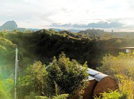 Glamping The Mountain – hotel w mieście Guatapé