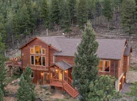 NEW! Mountain Cabin with Views - Saltwater Hot tub - Close to Red Rocks, feriebolig i Evergreen