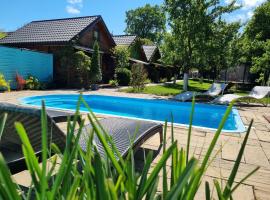 Domki i dom w sadzie Stegna z podgrzewanym basenem - prywatne jacuzzi przy domu