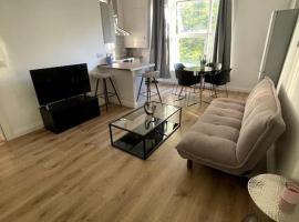 Cosy 3 bedroom flat in Chatham, hotell i Chatham