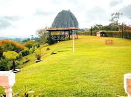 Finca con espectacular zona verde y hermosa vista a la piedra, hotel em Guatapé