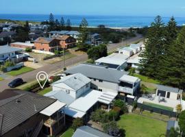 Suzie Q - Spacious 4BR home - 150m to beach - Pet Friendly, hotel in Anna Bay