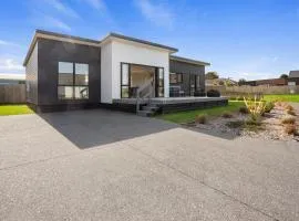 Modern Family Bach - Waihi Beach Holiday Home