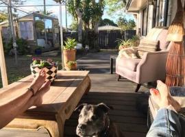 McMansion: Sleeps 6, Walk to Beach, Pet Friendly – dom wakacyjny w mieście Caloundra West