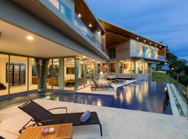 Villa Thousand Hills, hotel with jacuzzis in Nai Harn Beach